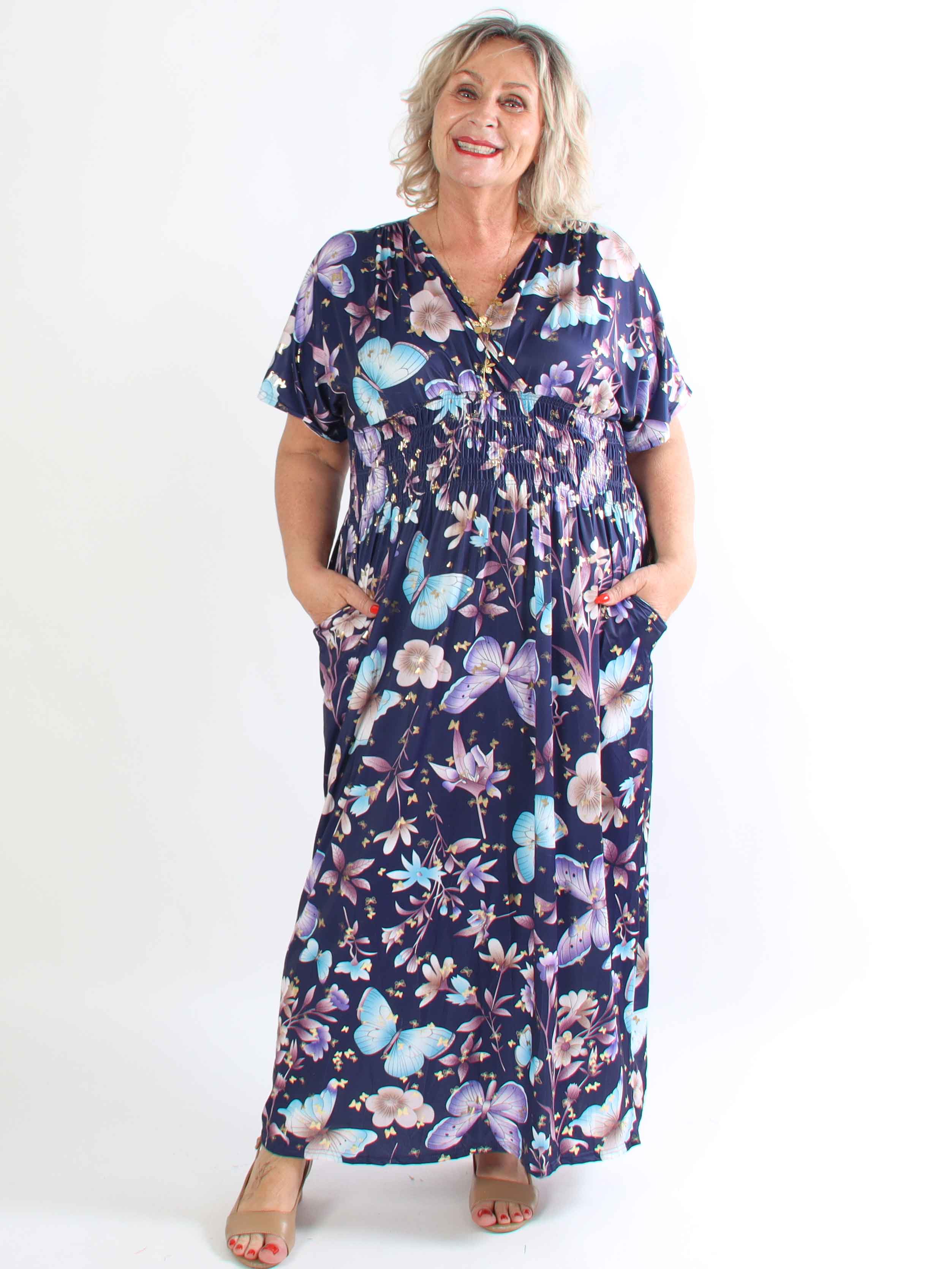 Pams Fairytale - Lang plus size kjole i fint blomster- og sommerfugleprint